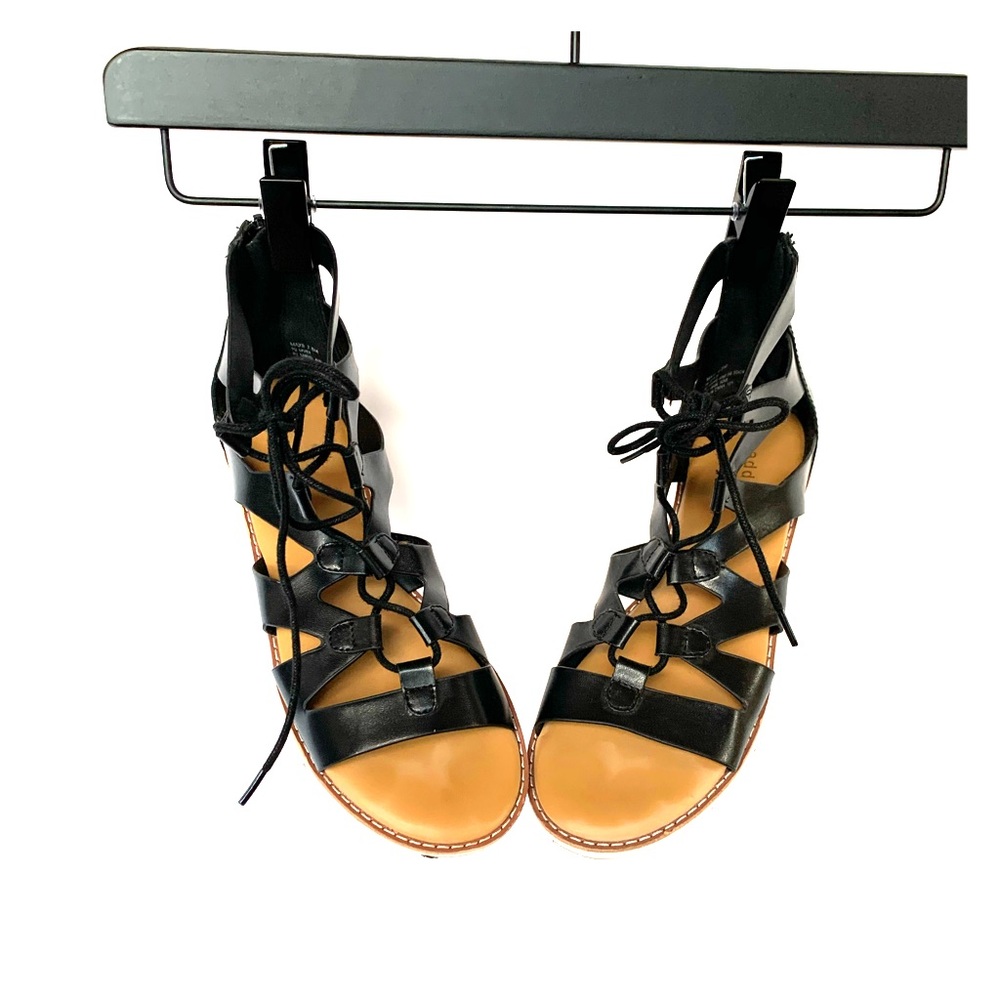 GREAT CONDITION WOMENS MADDEN GIRL SANDALS